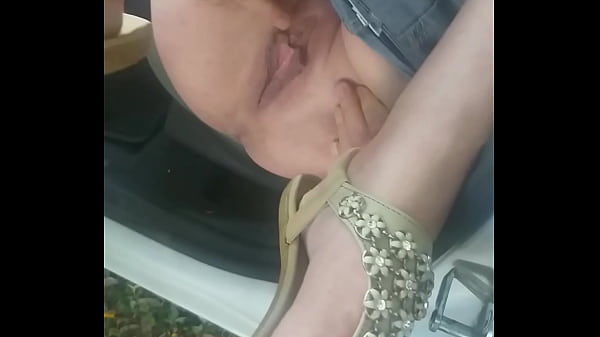 SCOPATA IN PUBBLICO: il giovane paga la senzatetto per il sesso in pubblico