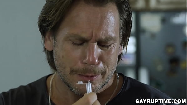 Cuando dos se someten a una prueba de ADN para ampliar su árbol genealógico, descubren que no están relacionados. Había tanto que asimilar que tuvieron sexo hambriento.