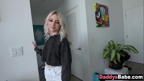 Padrastro se folla a su hijastra cuando la madrastra no está en casa - sexo tabú