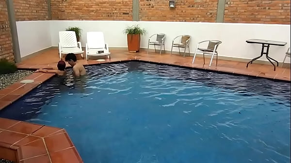 ! ¡NO QUIERO QUE ENTRES! ¡Dicen que a tu esposa no le gustan los jóvenes! Pero ese día fue la excepción. (Video real) ¡Que nadie comparta esto!