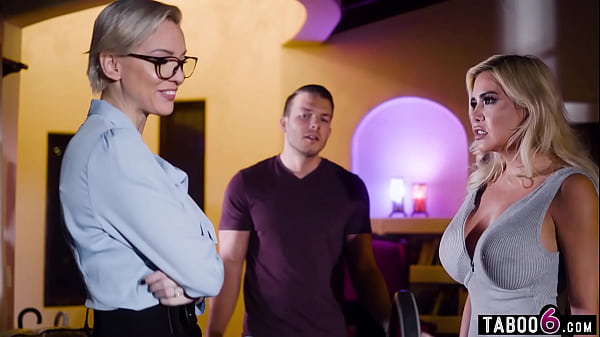 Luôn đấu tranh với mẹ kế MILFs Kenzie Taylor và Caitlin Bell cần sự can thiệp từ con riêng