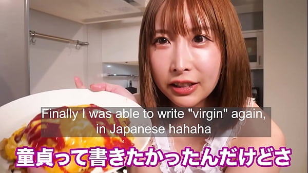 [Vista completa del pezón] Prepara arroz en tortilla con un delantal desnudo.