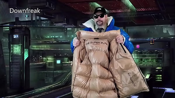 Zukünftige Daunen-Nylon-Träume. Super Puffjacke-Masturbation