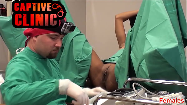 La giovane ragazza appassionata si diverte