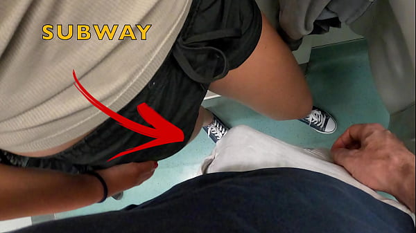 Moliendo una polla en su coño sobre la ropa en el metro y ella disfrutó