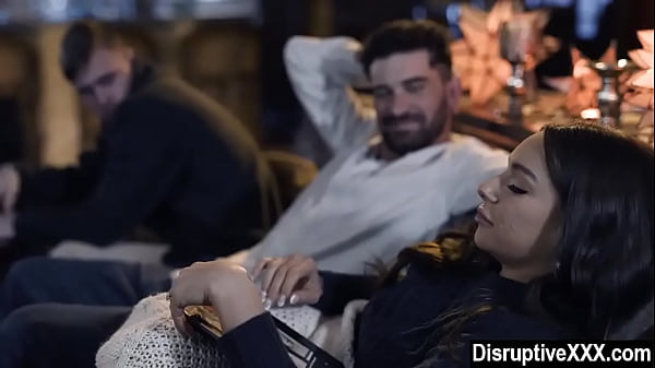 Um cara heterossexual faz sexo gay com o primo do noivo