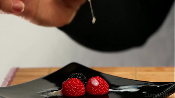 CFNM Handjob Sperma auf Süßigkeitenbeeren! (Sperma auf Essen 3)