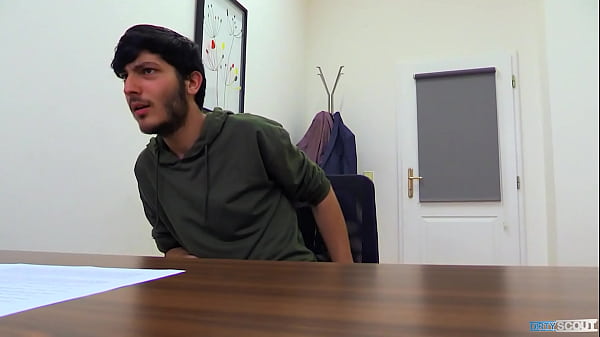 L'ambizioso parrucchiere di un twink compensa la sua mancanza di esperienza con una scopata cruda al colloquio - BigStr