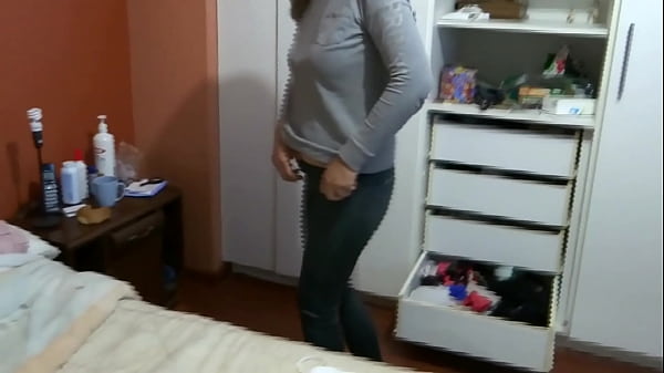 Adoro me exibir de lingerie enquanto os amigos do meu enteado me gravam, se masturbam e gozam na minha frente