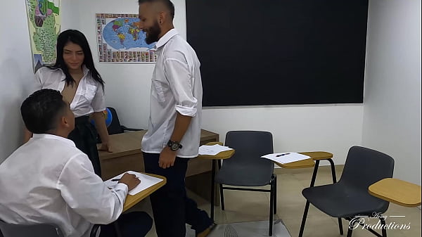 Diese Schüler müssen das Fach bestehen und beschließen, den Nerd im Raum zum Bestehen des Fachs zu verführen