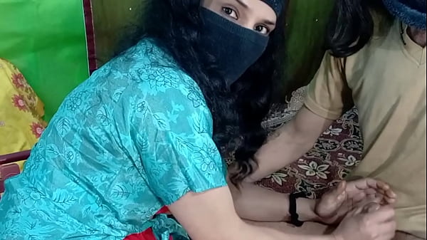 प्रेमी उस समय आश्चर्यचकित रह गया जब उसकी भारतीय प्रेमिका ने अपने सेक्सी स्तनों को सहलाने के एक गहन सत्र के बाद उसे एक सुंदर हैंडजॉब की पेशकश की