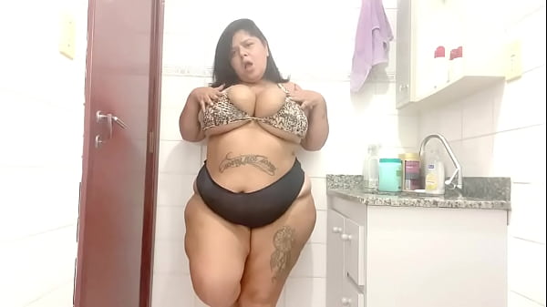 BBW nascosta in bagno è stata quasi sorpresa a giocare con i suoi seni e a infilarsi la spina nel culo (Rosso) - Mary Jhuana