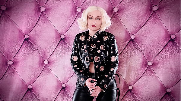 Unhöfliches Strap-on-POV-FemDom-Video. Lederleggings und schwarze Jacke. Domina