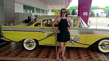 Gostosa se masturbando no restaurante e se exibindo pelada em p&uacute_blico