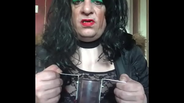 si tu es timide, remplis mon tube pipi derrière la haie puis apporte-le-moi et je l'avalerai pendant que les gens me regardent