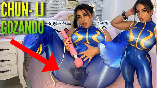 Chica sexy cosplay vestida como Chun Li de Street Fighter jugando con su vibrador htachi corriéndose y empapando sus bragas y pantalones ahegao