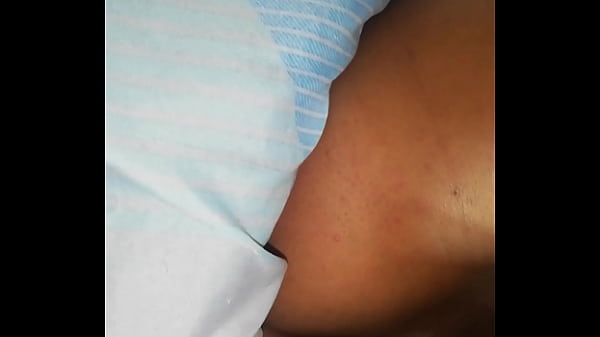 Estudiante no va a clase para hacer porno y ganar dinero, buenos artículos de tocador.