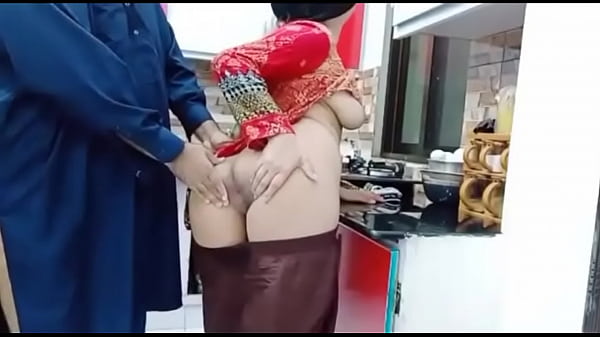 Echte pakistanische schöne Frau wird in der Küche anal gefickt, während sie kocht, mit klarem Hindi-Audio