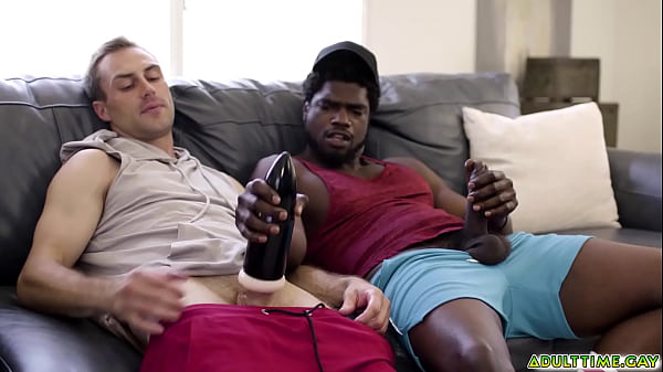 Due amici etero Devin Trez e Damien White fanno a turno usando il Fleslight finché non si eccitano entrambi