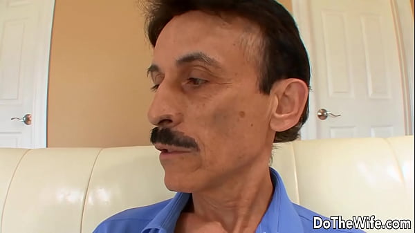 年长的 Cuck 无法满足妻子杰米·阿普尔盖特 (Jamie Applegate) 的要求，所以他只能观看