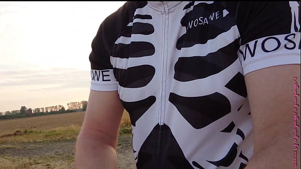 Il ragazzo in nylon è nudo sulla bici