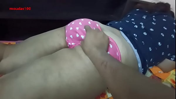 बंगाली पत्नी नंदिता अपने बड़े खरबूजों को उजागर करती हुई