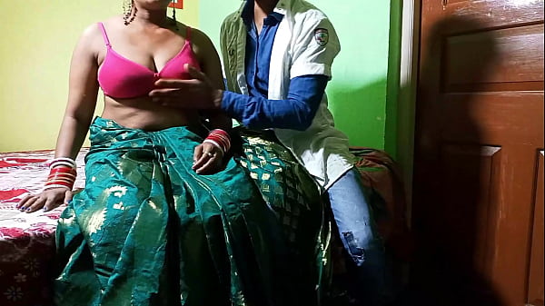 Nach einer Ganzkörperuntersuchung fickte der Arzt die Muschi der Schwester mit Hindi-Audio.