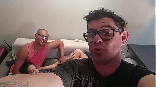 La bella teenager mostra l'interrazziale