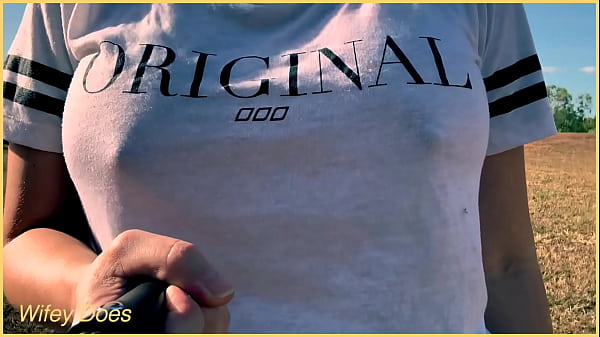 Frau läuft ohne BH auf dem Golfplatz herum