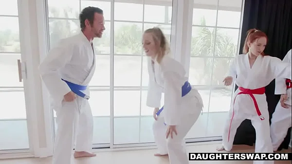 Susy Gala, die sinnliche spanische Chica, bekommt eine Stelle im Stab ihres Chefs