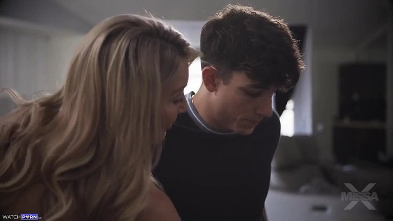 Papa est en bas, Laura Bentley, Parker Ambrose (voix automatique)