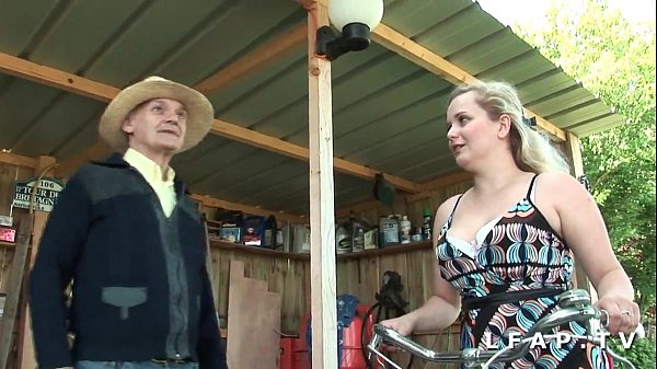 Una bella troietta con le tette grosse e il culo grosso presa in un triangolo con il nonno