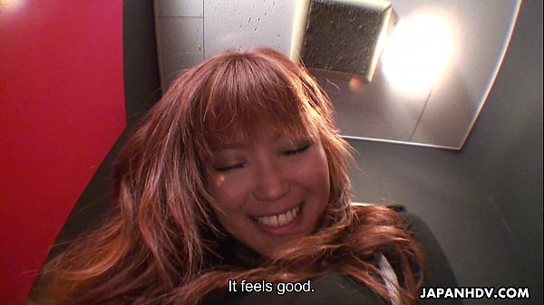 Pute asiatique brune exhibant sa douce chatte humide