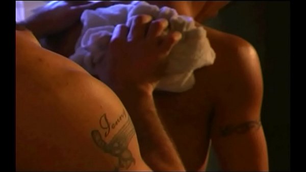 O líder da gangue Pimp consegue sua prostituta branca