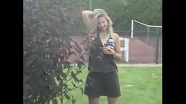 Modelo internacional regalando a un afortunado