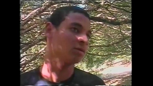 Giovani maschi scopano fuori mentre il ragazzo guarda fuori