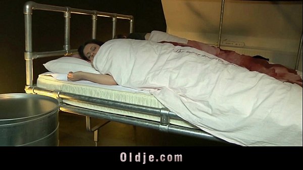 La giovane Sarah scopa con un vecchio sconosciuto