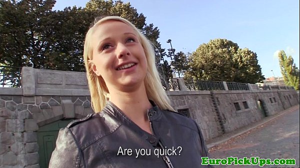 Amatoriale del sesso pubblico succhia il cazzo per soldi