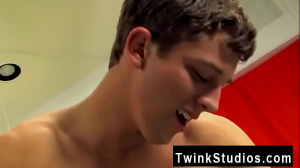 性感的同性恋卡姆登·克里斯蒂安森在外面的沙漠里搭便车